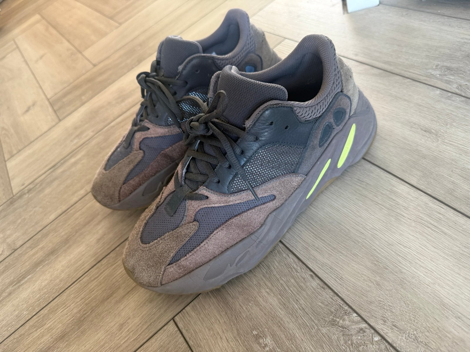 Yeezy 700 Mauve - Maat 43, Ophalen of Verzenden, Gedragen, Overige kleuren, Sneakers of Gympen
