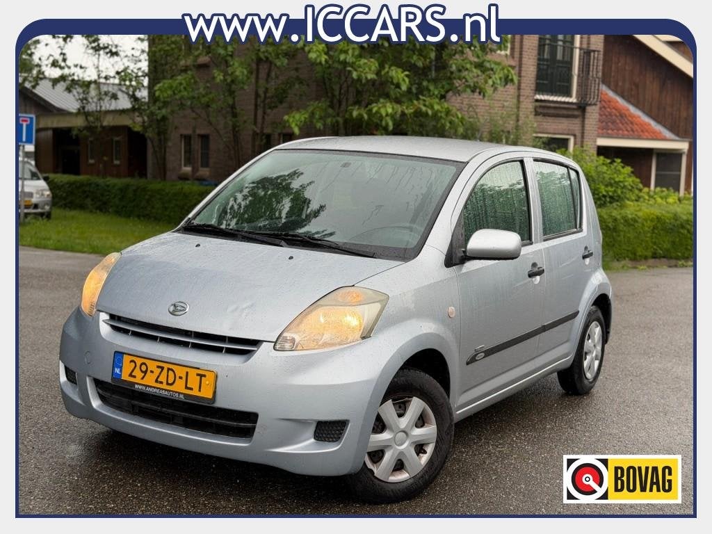 Daihatsu SIRION 1.0-12V - APK 06-2027 - Airco !!!, Auto's, Daihatsu, Voorwielaandrijving, Gebruikt, Elektrische ramen, Bedrijf