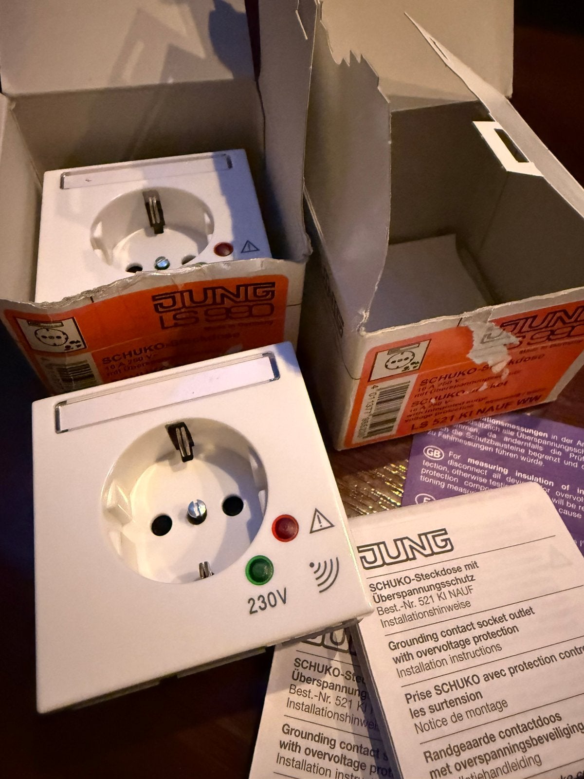 2x Jung LS 990 stopcontact met overspanningsbeveiliging NW!, Ophalen of Verzenden, Nieuw