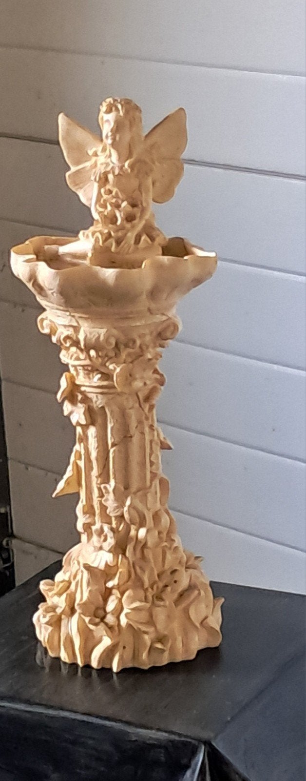 Bewerkte Zuil van Polyresin  met Elfje, Ophalen
