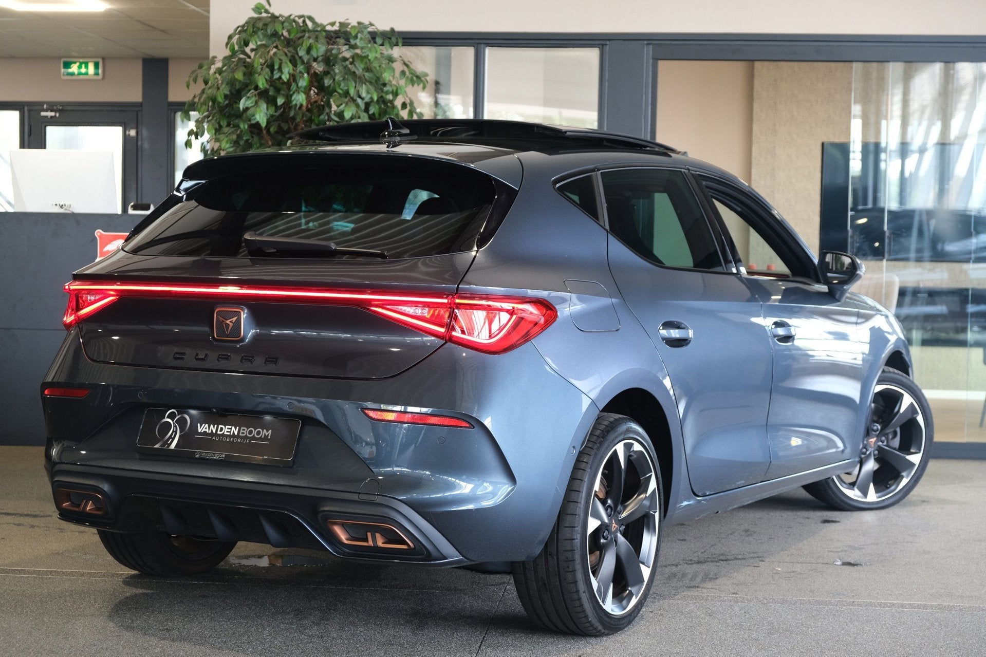 CUPRA Leon 1.4 e-Hybrid 204PK Pano Led Cam Navi ACC Virtual, Auto's, Dealer onderhouden, 77 km/l, Zwart, 4 cilinders