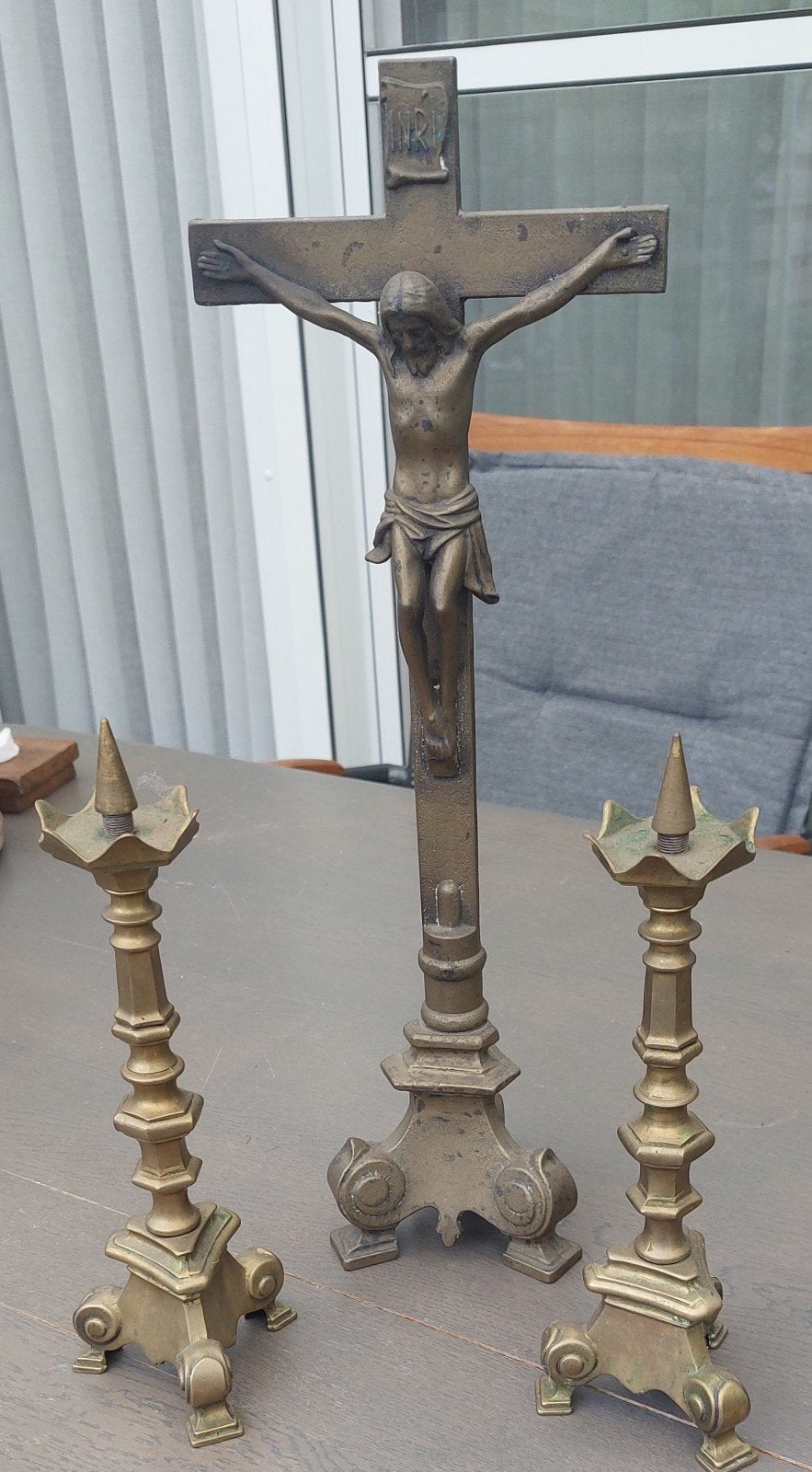 Antiek koperen kruisbeeld met twee kandelaars, Antiek en Kunst, Antiek | Religie, Ophalen