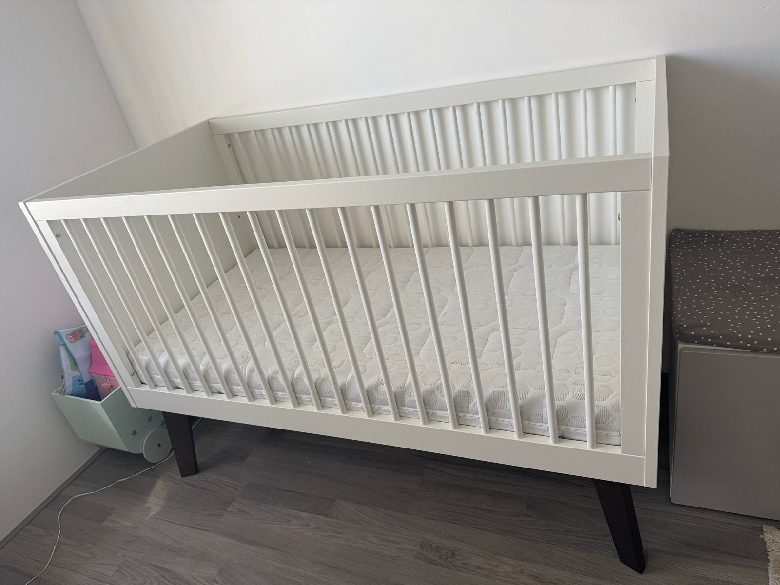 Kidsmill Sixties Babybed Wit/Walnoot 70x140 cm + Matras, Ophalen, Gebruikt, 70 tot 85 cm, 140 tot 160 cm