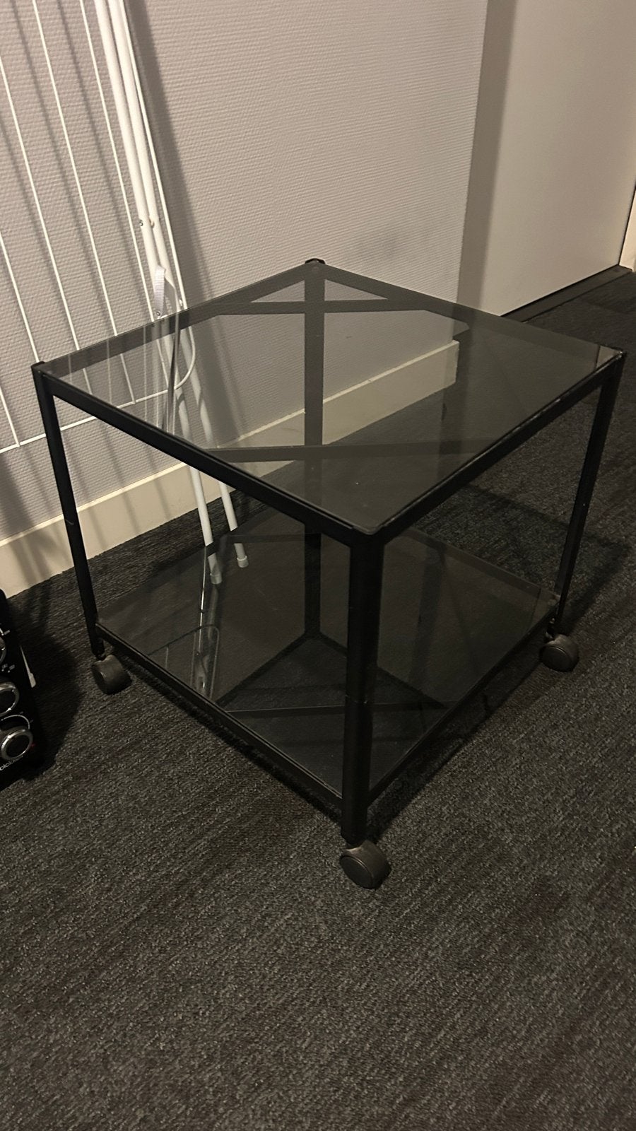 Glazen bijzettafel op wieltjes - Zwart metaal, Gebruikt, Vierkant, 55 tot 75 cm, Glas