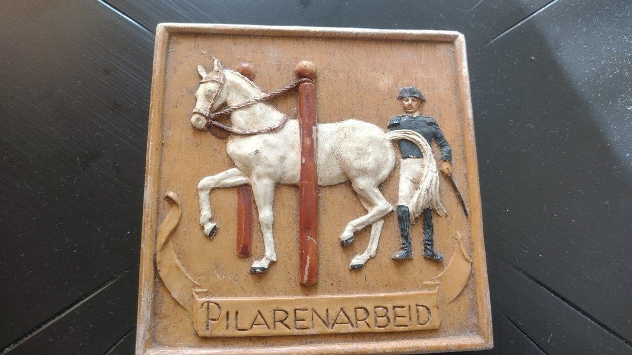Oud stenen wandbordje 'Pilarenarbeid' - ca. 13x13 cm, Ophalen of Verzenden