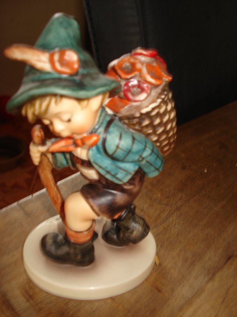 Hummel beeldje: Jongen met mand en wandelstok, Ophalen of Verzenden, Zo goed als nieuw, Hummel