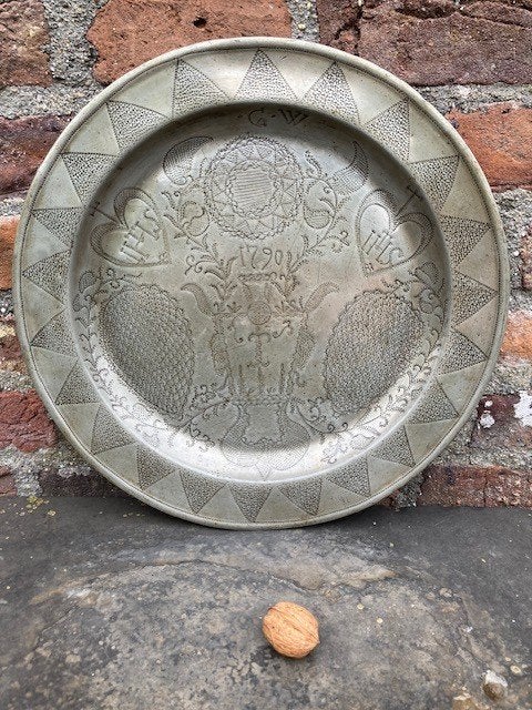 antiek tinnen graveerde schotel , 1790,  G.W.  IHS,  Brugge, Antiek en Kunst, Ophalen of Verzenden