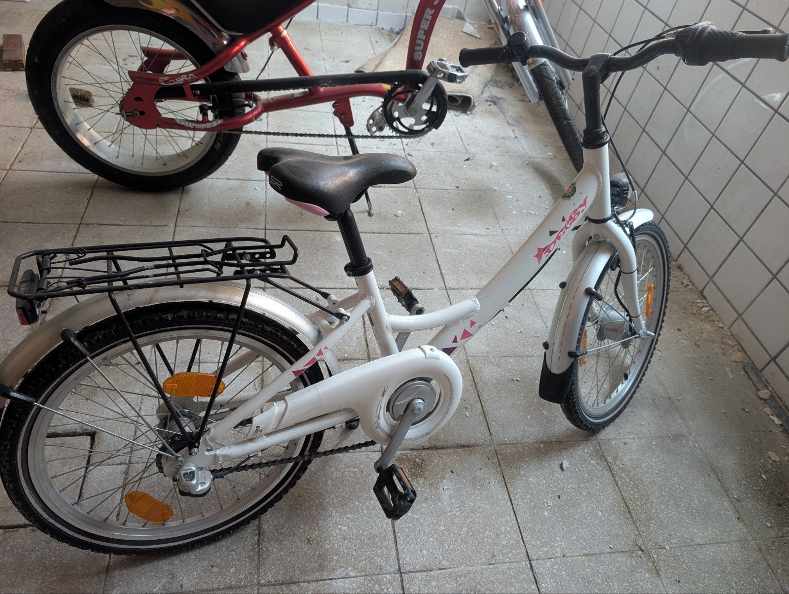 Meisjesfiets 24 inch - Wit met roze accenten, Ophalen, Gebruikt, Terugtraprem, 24 inch