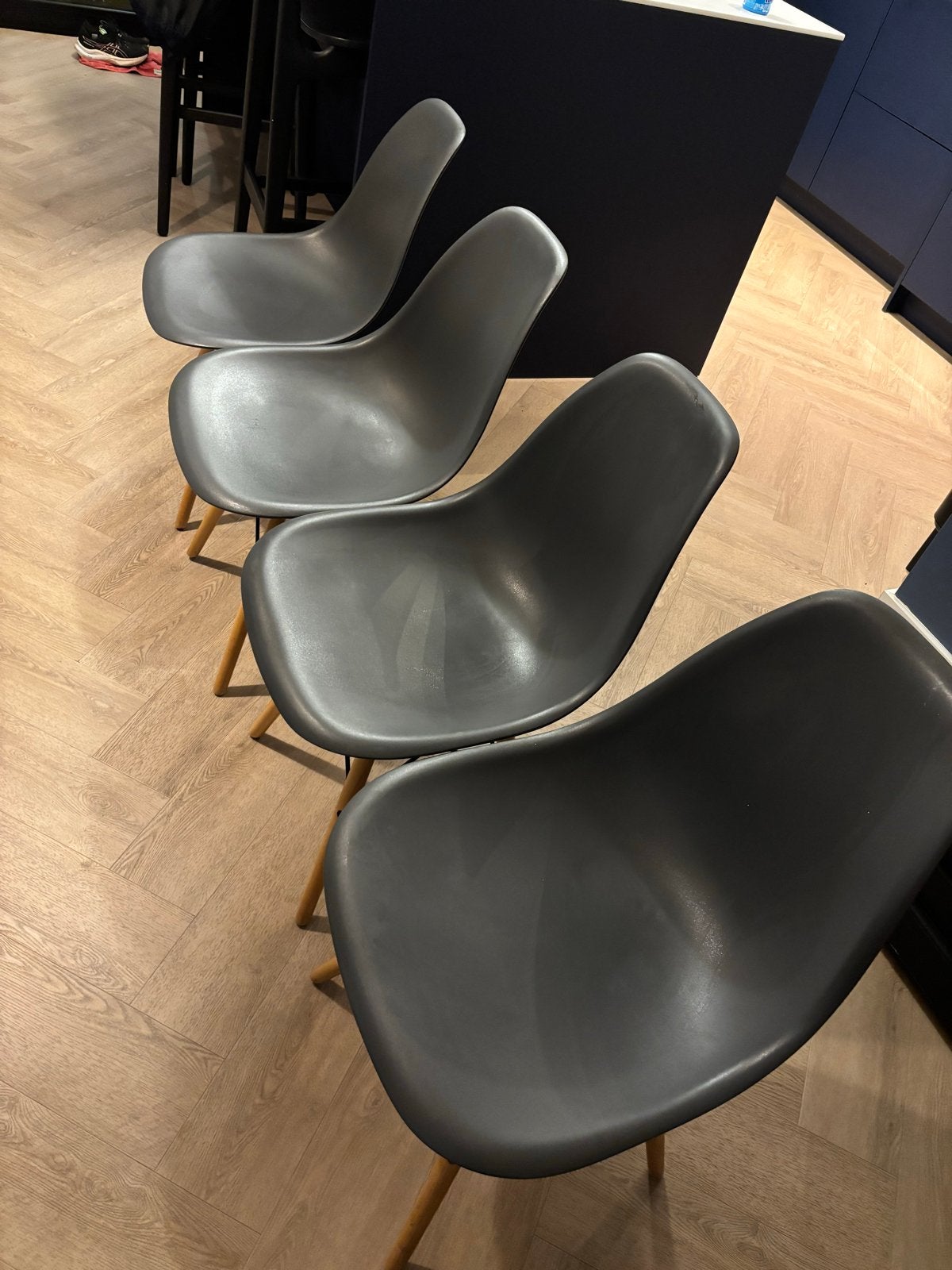 4x Eames DSW stoelen - Grijs met houten poten, Ophalen, Zo goed als nieuw, Vier, Grijs