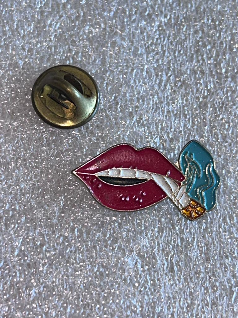 Rokende mond, Ophalen of Verzenden, Zo goed als nieuw, Overige onderwerpen, Speldje of Pin