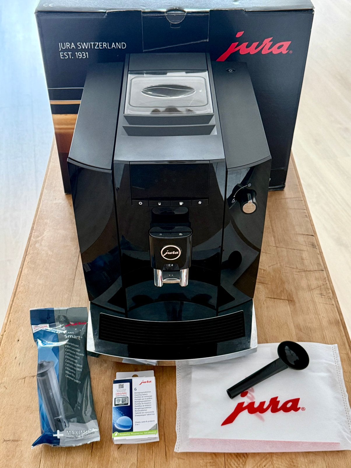 Jura E4 volautomaat incl onderhoudsproducten en glazen, Witgoed en Apparatuur, Koffiezetapparaten, Afneembaar waterreservoir, Koffiemachine