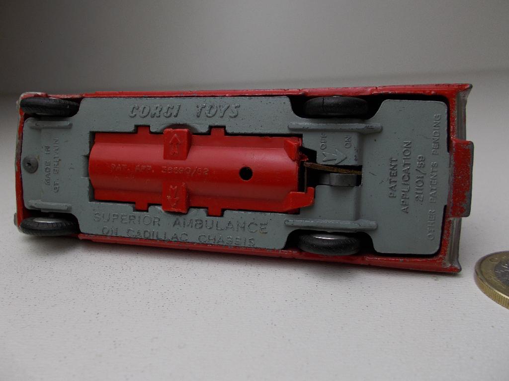 1962 Corgi Toys 437 SUPERIOR AMBULANCE /CADILLAC CHASSIS (E), Ophalen of Verzenden, Zo goed als nieuw, Auto, Corgi