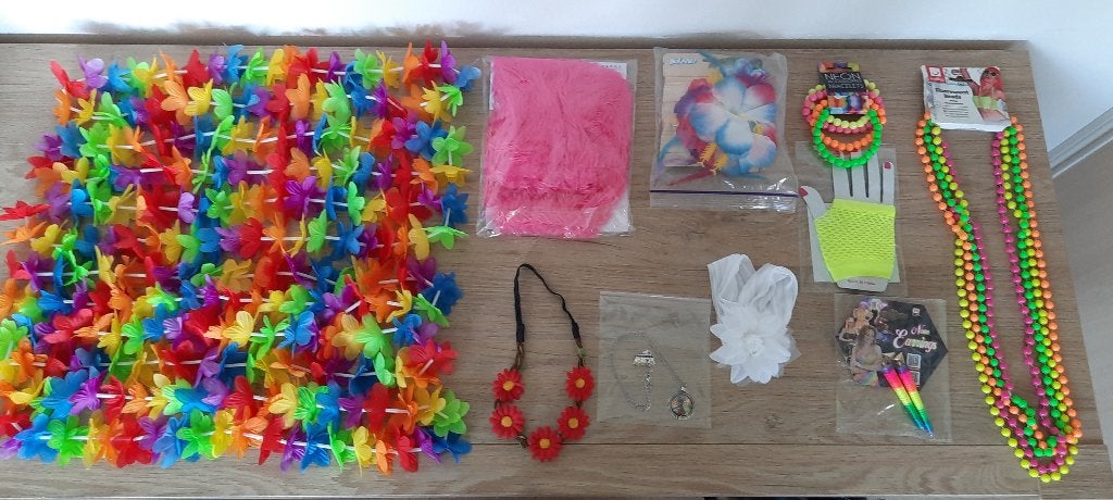 NIEUW 17-delig CARNAVAL THEMA PARTY HIPPIE FLOWER POWER, Kleding | Dames, Carnaval, Nieuw, Ophalen of Verzenden, Accessoires