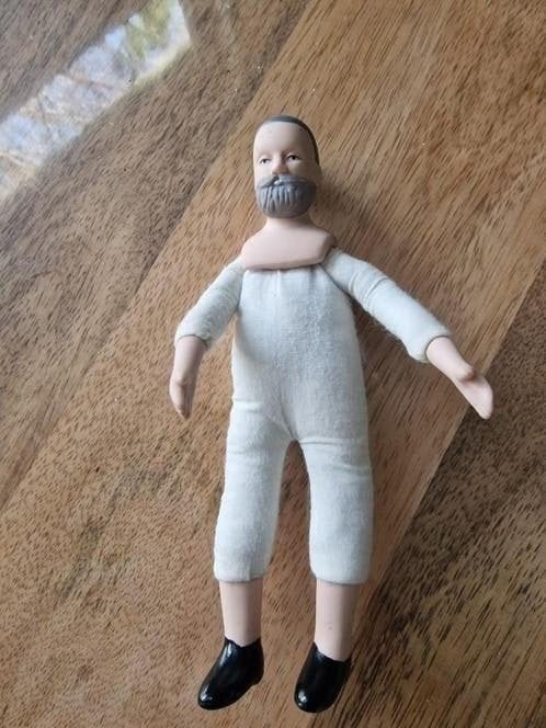 Poppenhuis miniatuur popje man met baard 13 cm, Ophalen of Verzenden