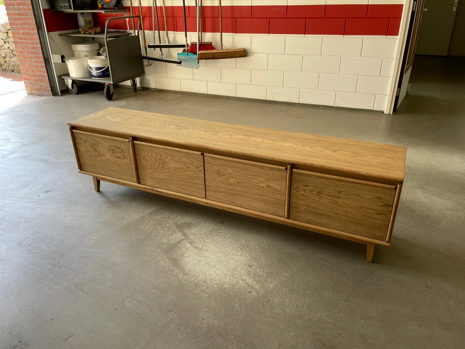 TV meubel eiken in de kleur Walnut, Ophalen, Eikenhout, Nieuw, 200 cm of meer