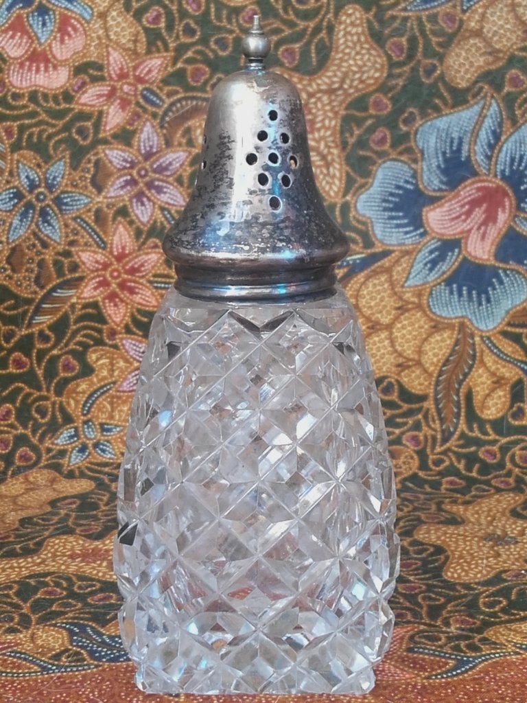 Mooie antieke Engelse strooier van kristal en silverplate.