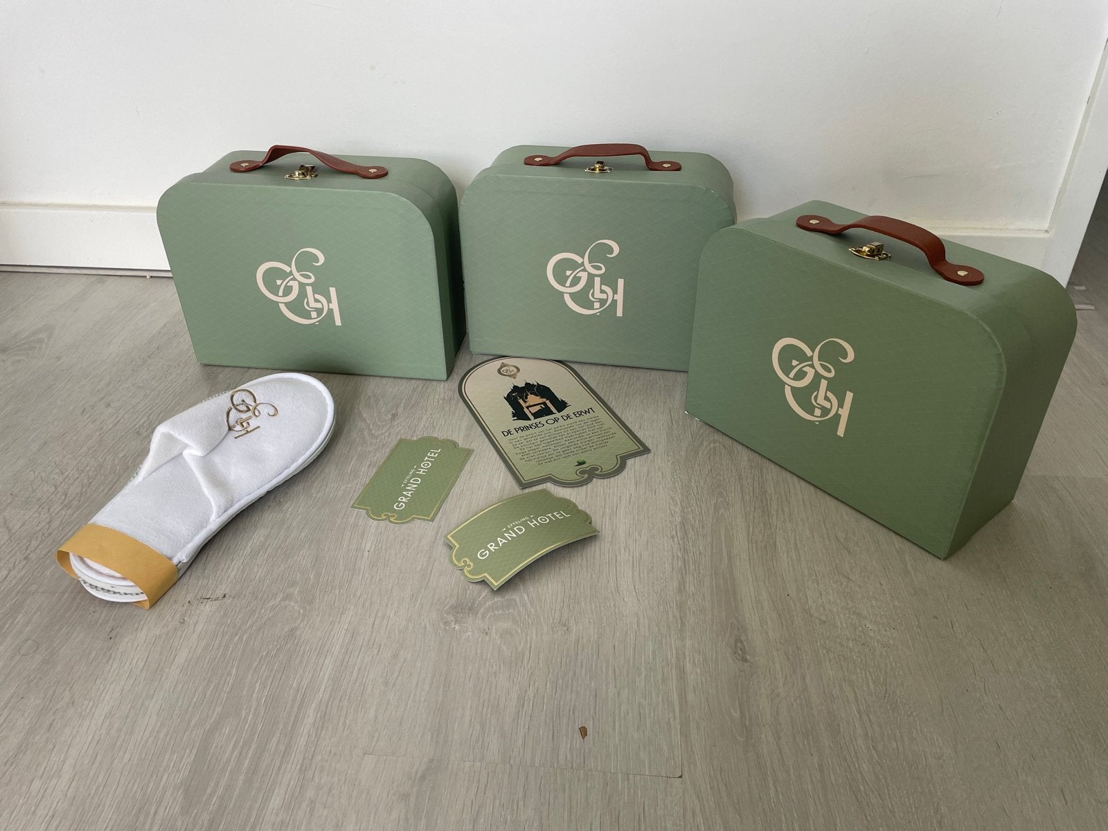 Efteling Grand Hotel Koffers en Slippers - Nieuw, Ophalen of Verzenden, Nieuw, Gebruiksvoorwerp