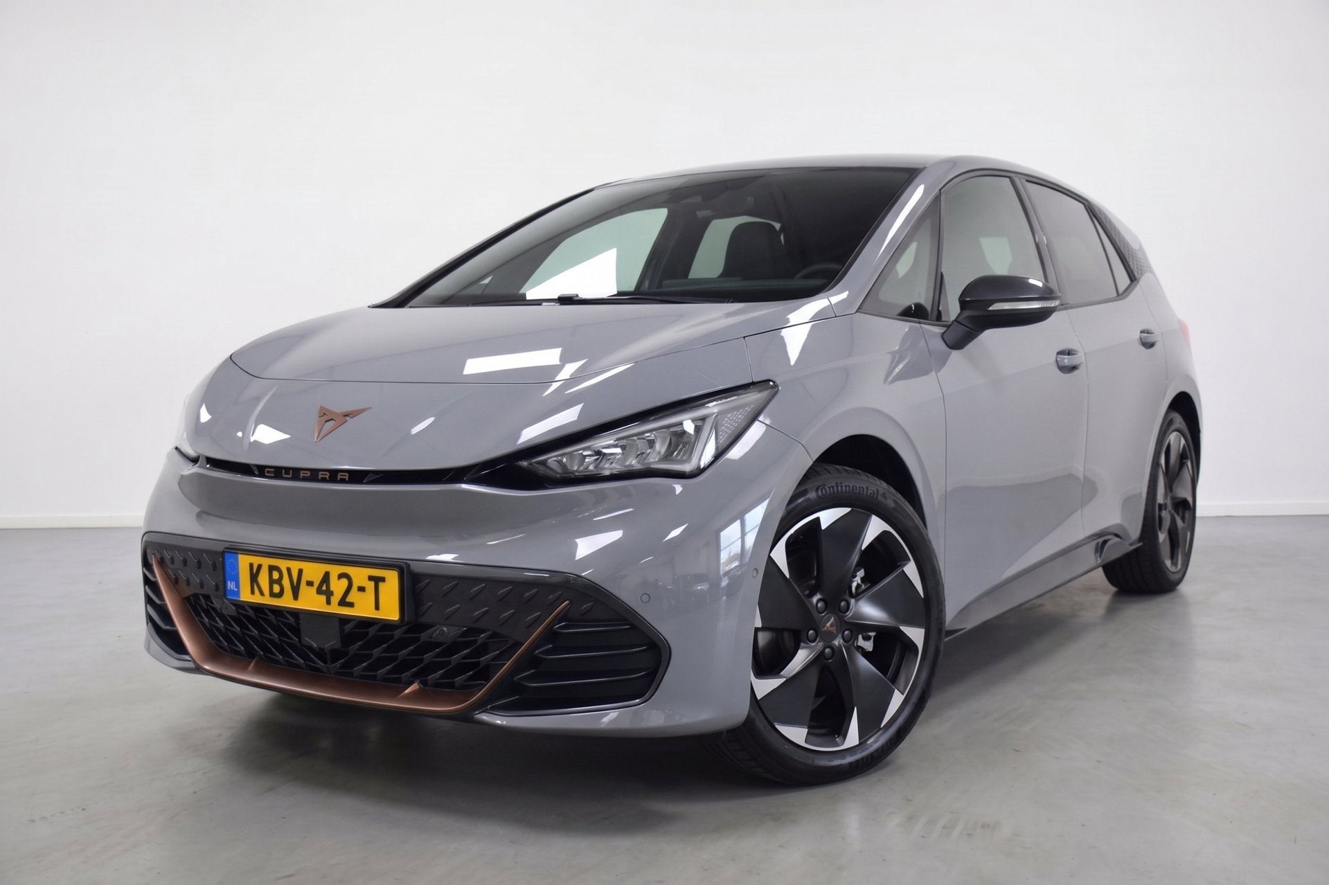 Cupra Born Business 62 kWh, NIEUWSTAAT, CARPLAY/ANDROID-AUTO, Auto's, Gebruikt, Zwart, 375 min, 1728 kg