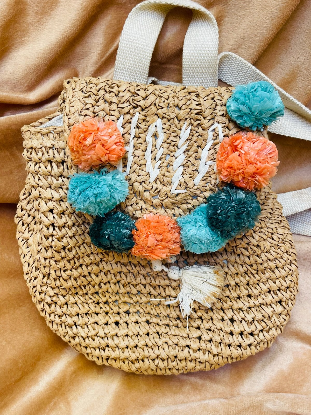 Leuke rieten rugzak met pompons - Zo goed als nieuw!, Sieraden, Tassen en Uiterlijk, Overige merken, Minder dan 30 cm, Ophalen of Verzenden
