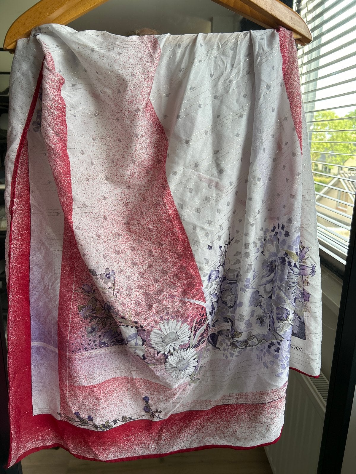 Sjaal met bloemenprint en rode accenten, Ophalen of Verzenden, Zo goed als nieuw