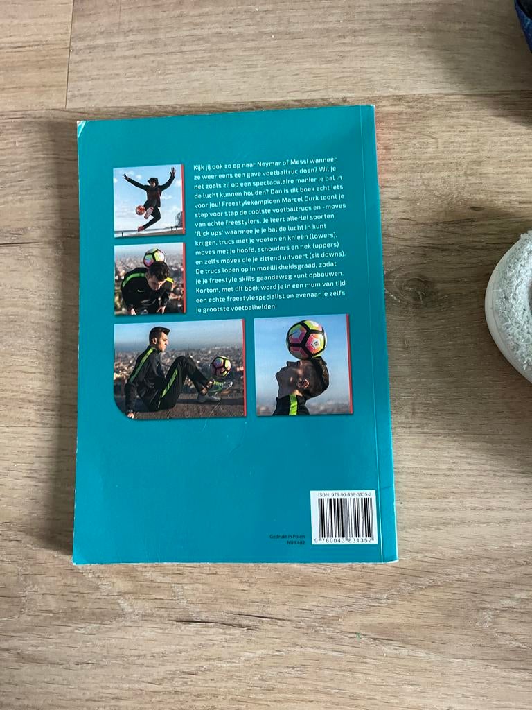 De Coolste Voetbal Trucs - Leer spectaculaire moves, Ophalen of Verzenden, Zo goed als nieuw, Balsport