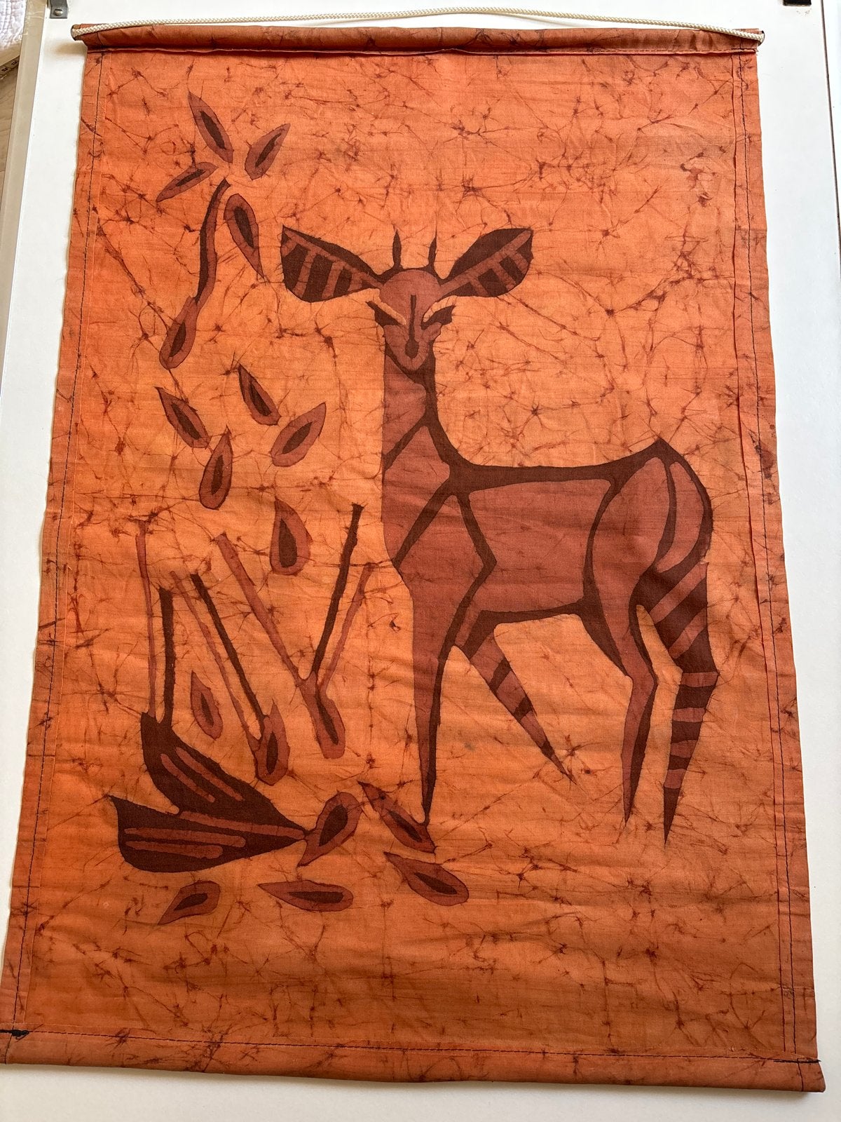 Afrikaans wandkleed met hert - 50 x 71 cm, Huis en Inrichting, Gebruikt, 71 cm, Ophalen of Verzenden, Afrikaans