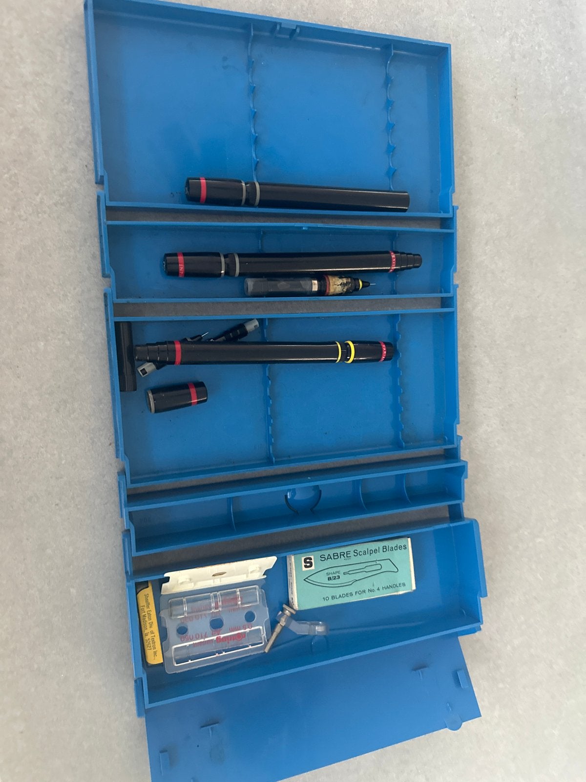 Tekenset met Rotring Isograph pennen en scalpelmessen, Hobby en Vrije tijd, Tekenen, Ophalen, Gebruikt, Potlood of Stift
