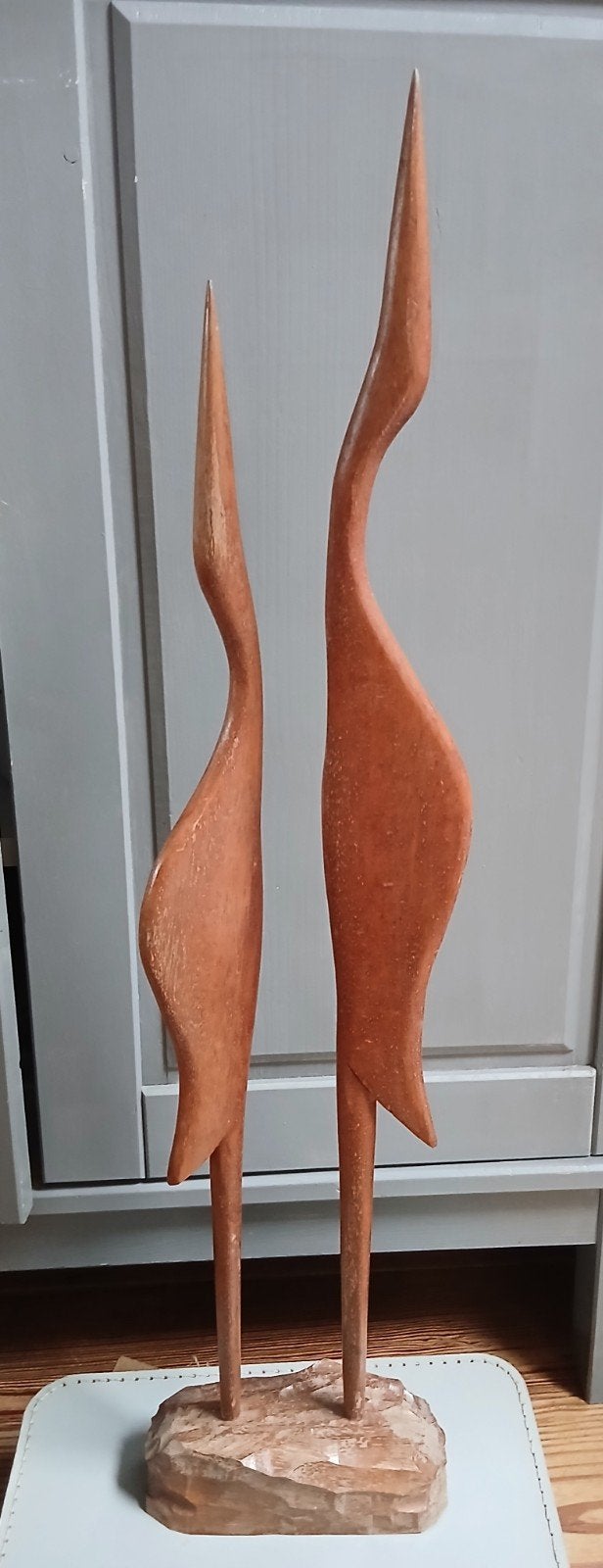 Vintage houten sculptuur van twee vogels op voetstuk, Antiek en Kunst, Beeld, Hout, Bruin, Modern