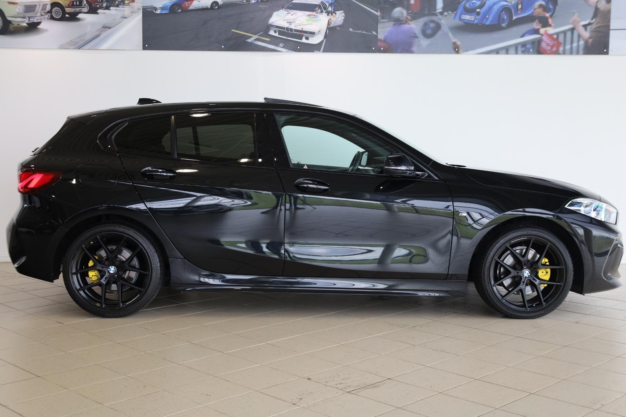BMW 1 Serie 118i M Sport | Panoramadak Elektrisch | Getint G, Auto's, Gebruikt, Met garantie (alle), Zwart, Bedrijf
