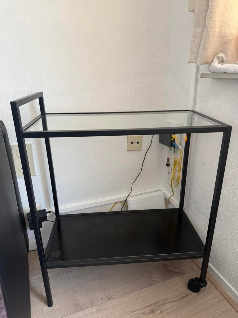 Zwart metalen bijzettafel/sidetable met glasplaat, Gebruikt, 50 tot 100 cm, Ophalen of Verzenden, 25 tot 50 cm