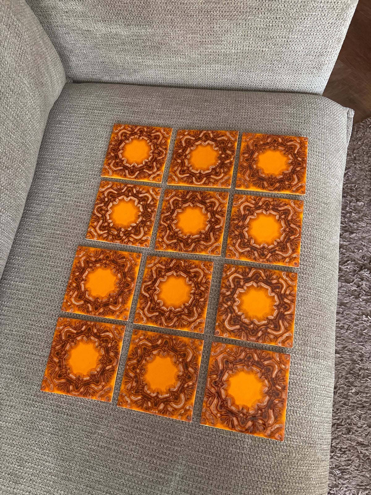 12 vintage tegeltjes 10,7x10,7 cm oranje/bruin patroon, Doe-het-zelf en Verbouw, Ophalen, Nieuw, Minder dan 20 cm, Minder dan 20 cm