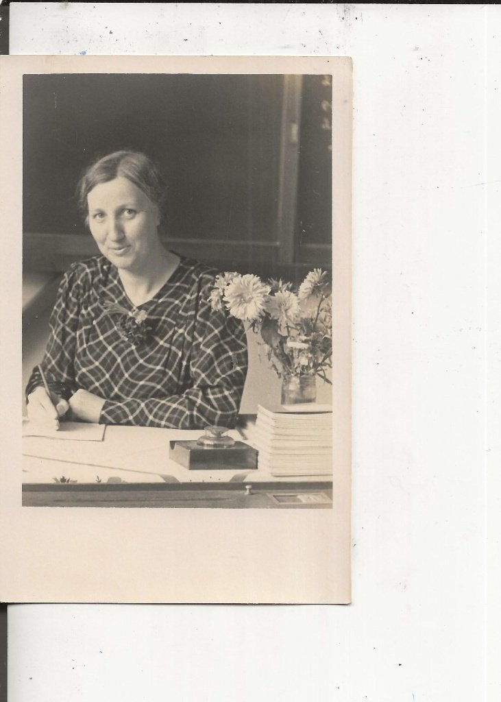 Den Haag Onderwijzeres Diepersloot met inktpot Foto sep 1940, Verzamelen, Ophalen of Verzenden, 1920 tot 1940, Ongelopen, Zuid-Holland
