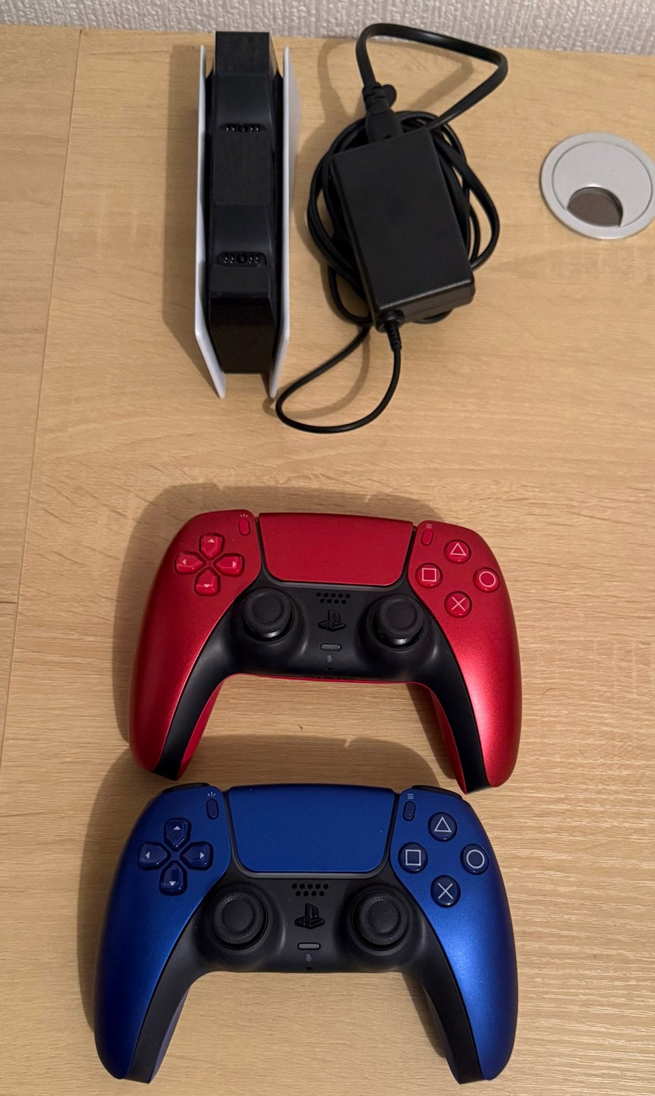 PS5 DualSense Controllers (Rood & Blauw) met Oplaadstation, 2 spelers, Ophalen of Verzenden, Zo goed als nieuw, Eén computer