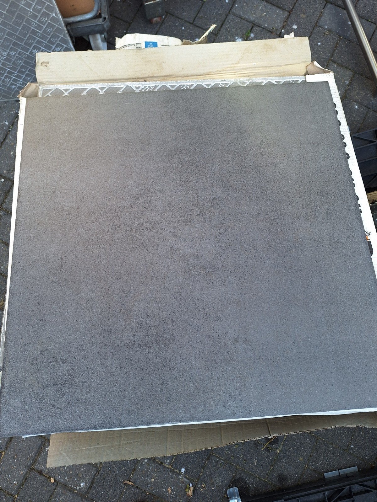 Nieuwe vloertegels 60x60 cm, donkergrijs, 1.44 m², Doe-het-zelf en Verbouw, 60 cm of meer, Nieuw, Vloertegels, 60 cm of meer