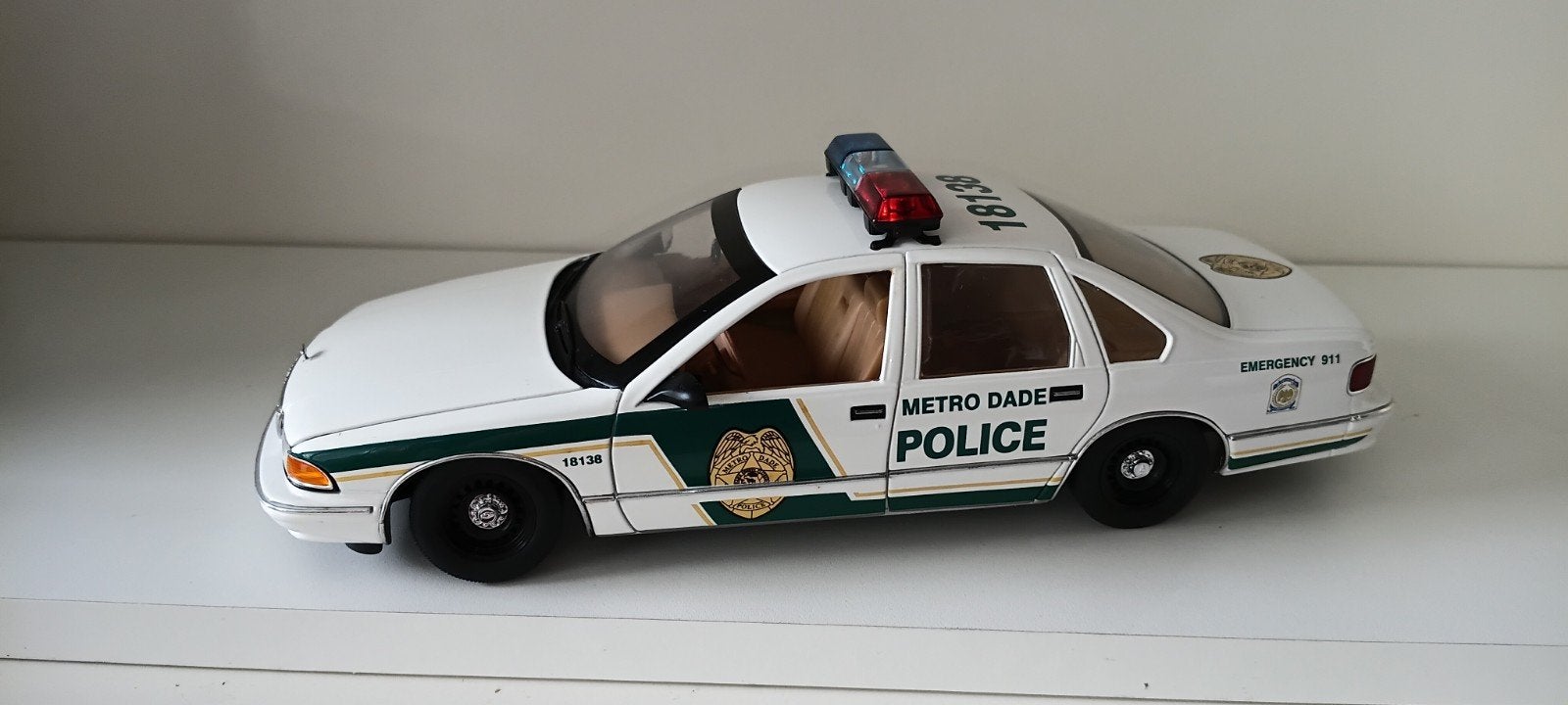 Chevrolet Caprice Police Metro Dade UT Models., Hobby en Vrije tijd, Modelauto's | 1:18, Ophalen of Verzenden, Nieuw, Auto, UT Models