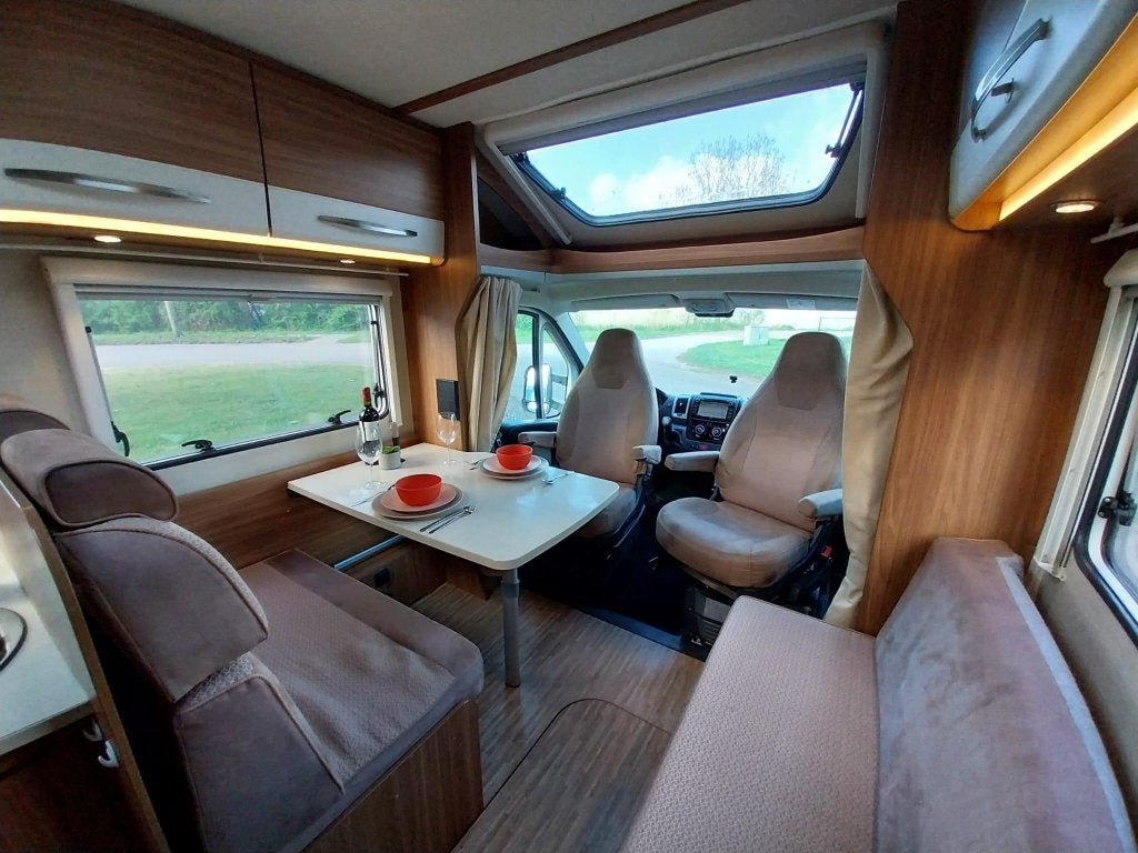 Frisse Carado T448 met enkele bedden, 3x solair en omvormer!, Caravans en Kamperen, Campers, Ringverwarming, Bedrijf, Tot en met 3