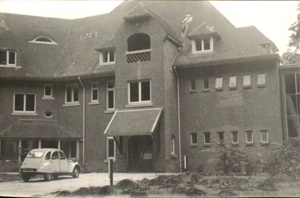 Gebouw met ingang en Citroën 2CV, Ophalen of Verzenden, 1960 tot 1980, Gelopen, Noord-Brabant