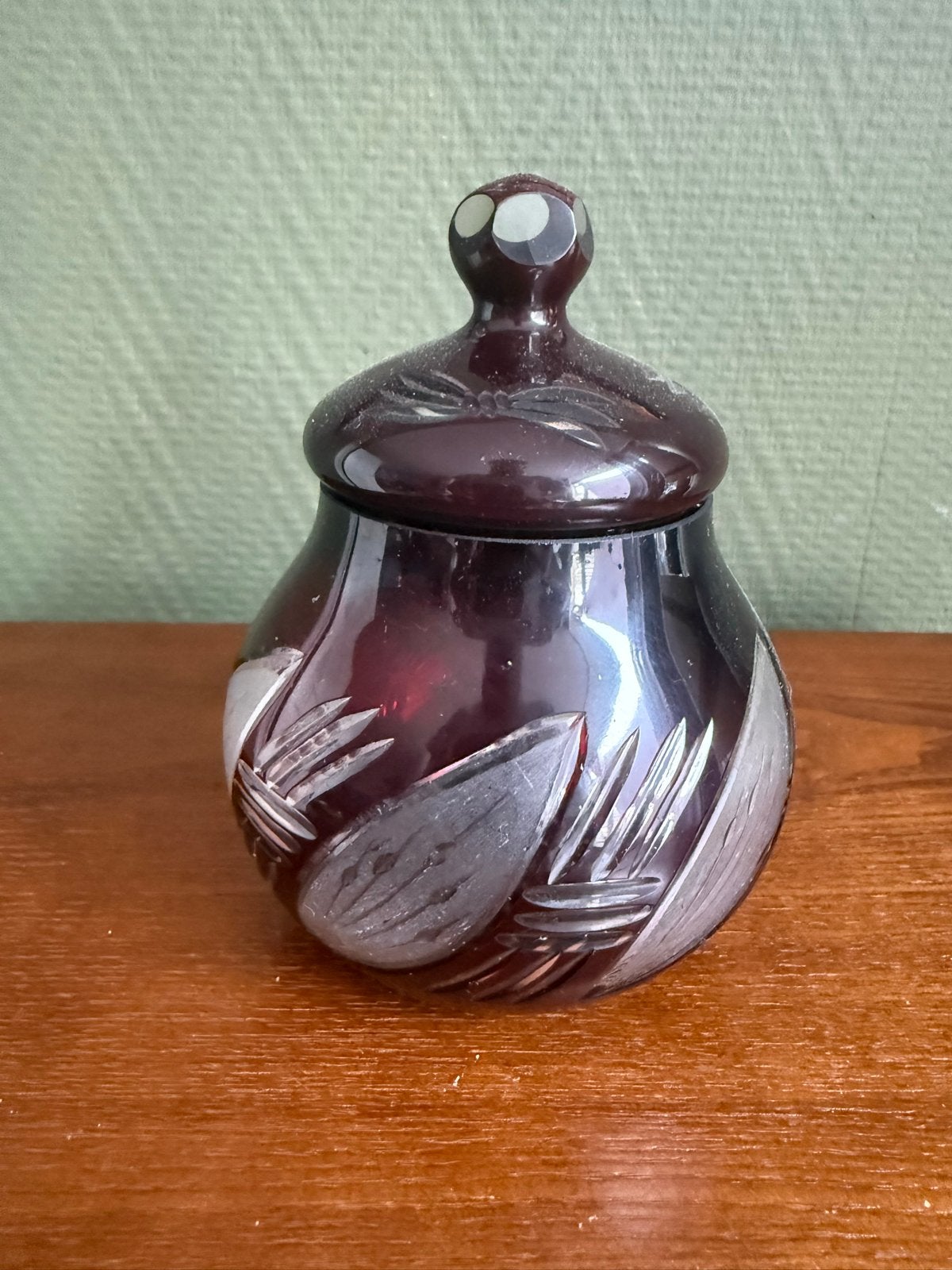 Boheemse Bonbonnière - Robijnrood Glas met Slijpwerk, Antiek en Kunst, Antiek | Glas en Kristal, Ophalen of Verzenden