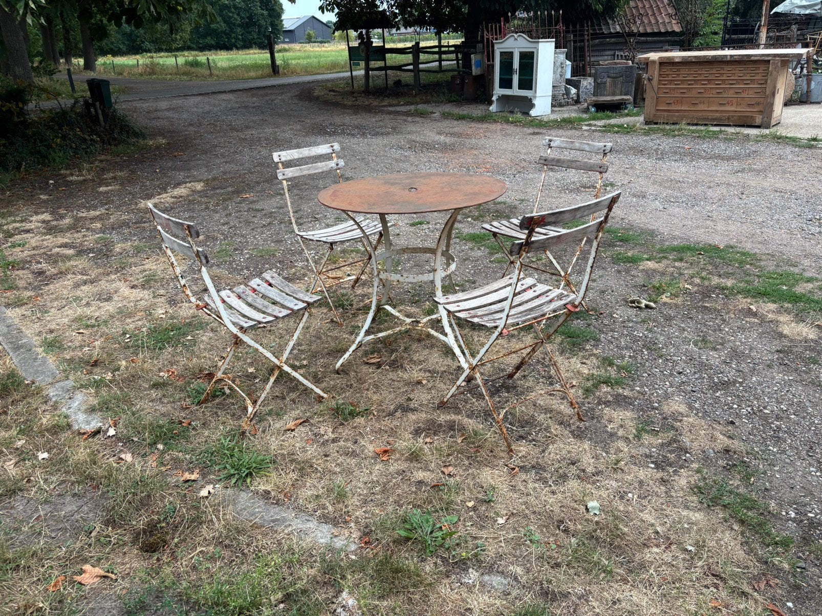 Oude tuinset ijzeren tafel vier klapstoelen goede kwaliteit, Ophalen