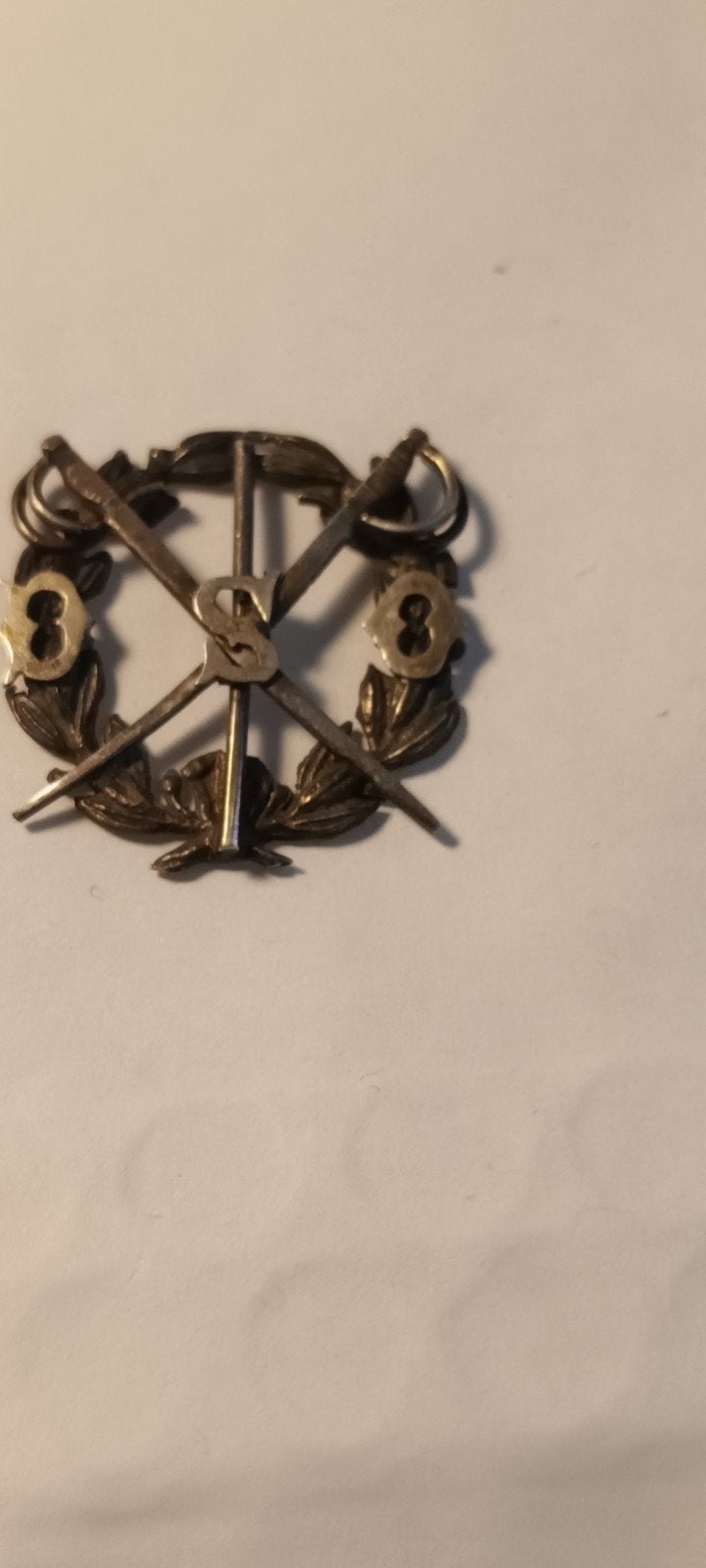Militair embleem met gekruiste werktuigen en lauwerkrans, Verzamelen, Ophalen of Verzenden, Overige soorten, Overige gebieden