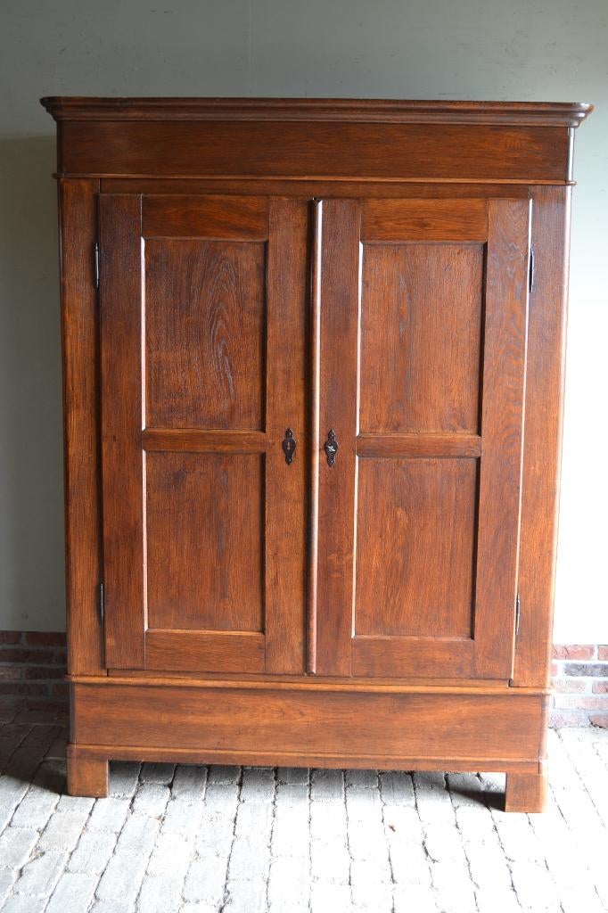 Prachtige strakke antieke eiken houten kast.