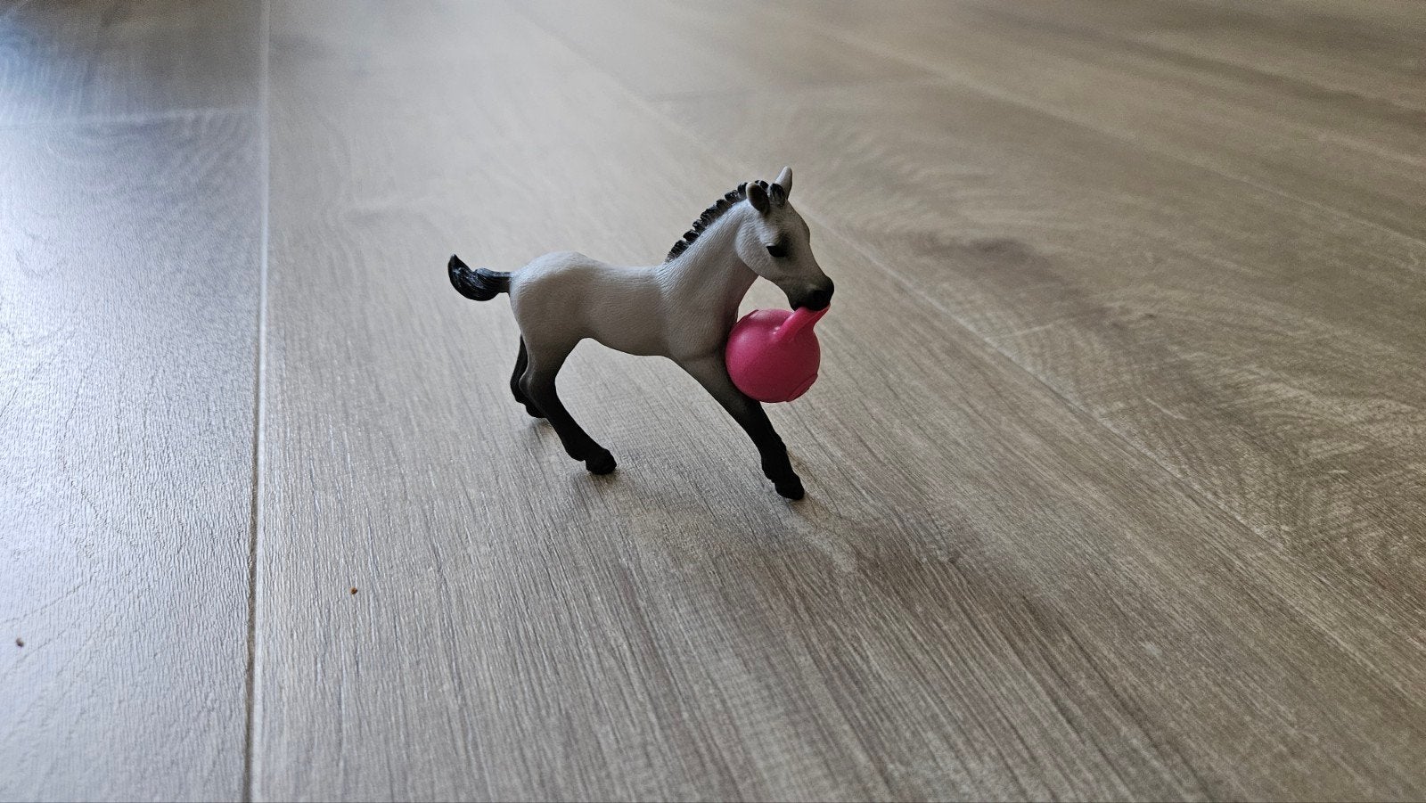 Schleich veulen met bal, Ophalen of Verzenden, Zo goed als nieuw, Paard, Beeldje of Figuurtje