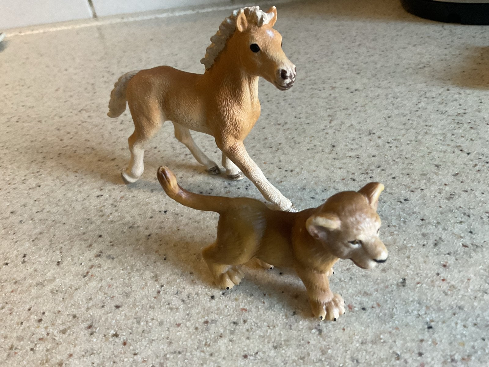 Schleich paard en leeuwenwelp speelfiguren, Ophalen of Verzenden, Gebruikt, Jongen of Meisje