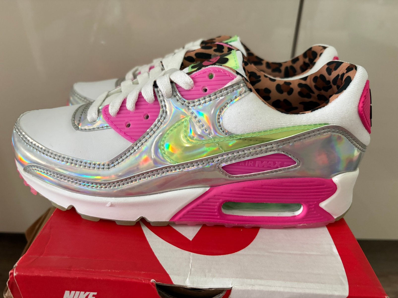 Nike Air Max 90 LX Daisy Leopard Iridescent mt 38,5, Kleding | Dames, Schoenen, Nieuw, Ophalen of Verzenden, Sneakers of Gympen