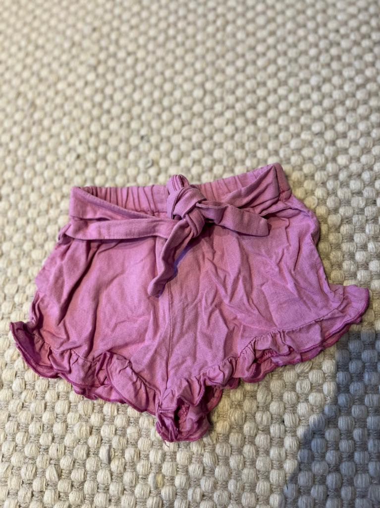 Zomers felroze broekje met rouches en strikceintuur (maat 80, Kinderen en Baby's, Babykleding | Overige, Ophalen of Verzenden
