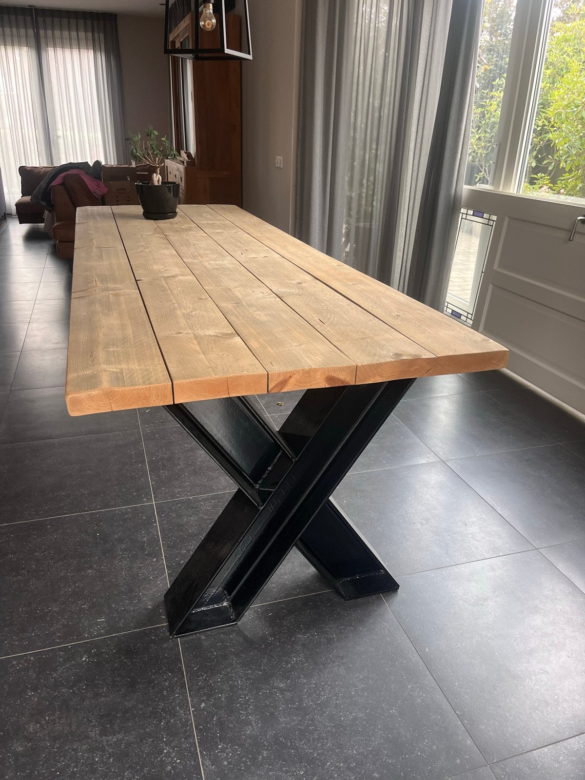 Grote eettafel met stalen onderstel (300x102x97 cm), Huis en Inrichting, Tafels | Eettafels, Ophalen, Gebruikt, 100 tot 150 cm