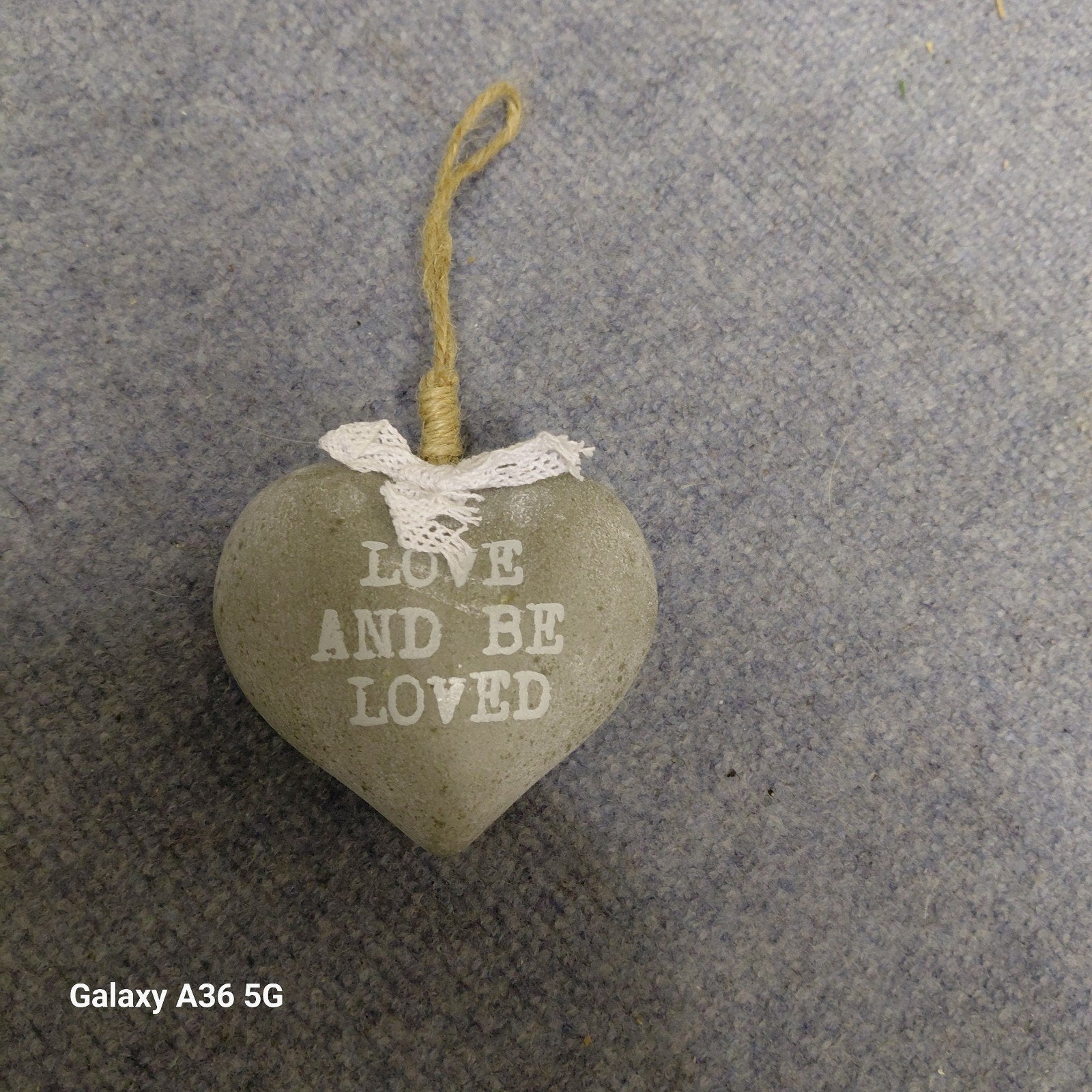 Decoratief hartje 'Love and be loved' van steen, Gebruikt, Ophalen of Verzenden, Landelijk, Grijs