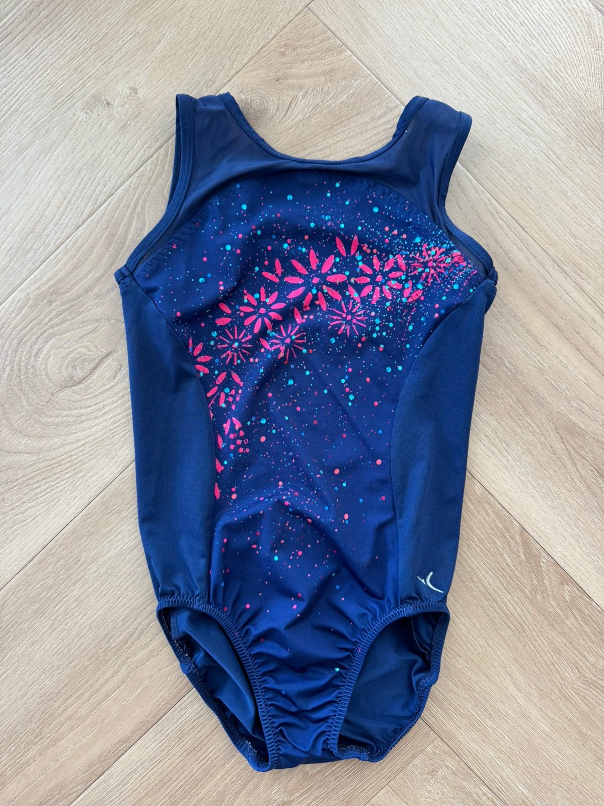 Blauw turnpakje met roze bloemen | 110/116, Sport en Fitness, Turnen, Blauw, Ophalen of Verzenden, Zo goed als nieuw, Kleiner dan kindermaat 122