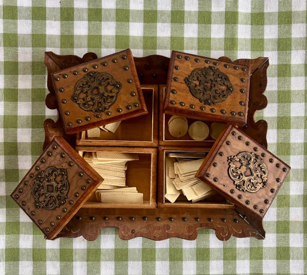 Vier houten doosjes met benen spel-fiches, Antiek en Kunst, Ophalen of Verzenden