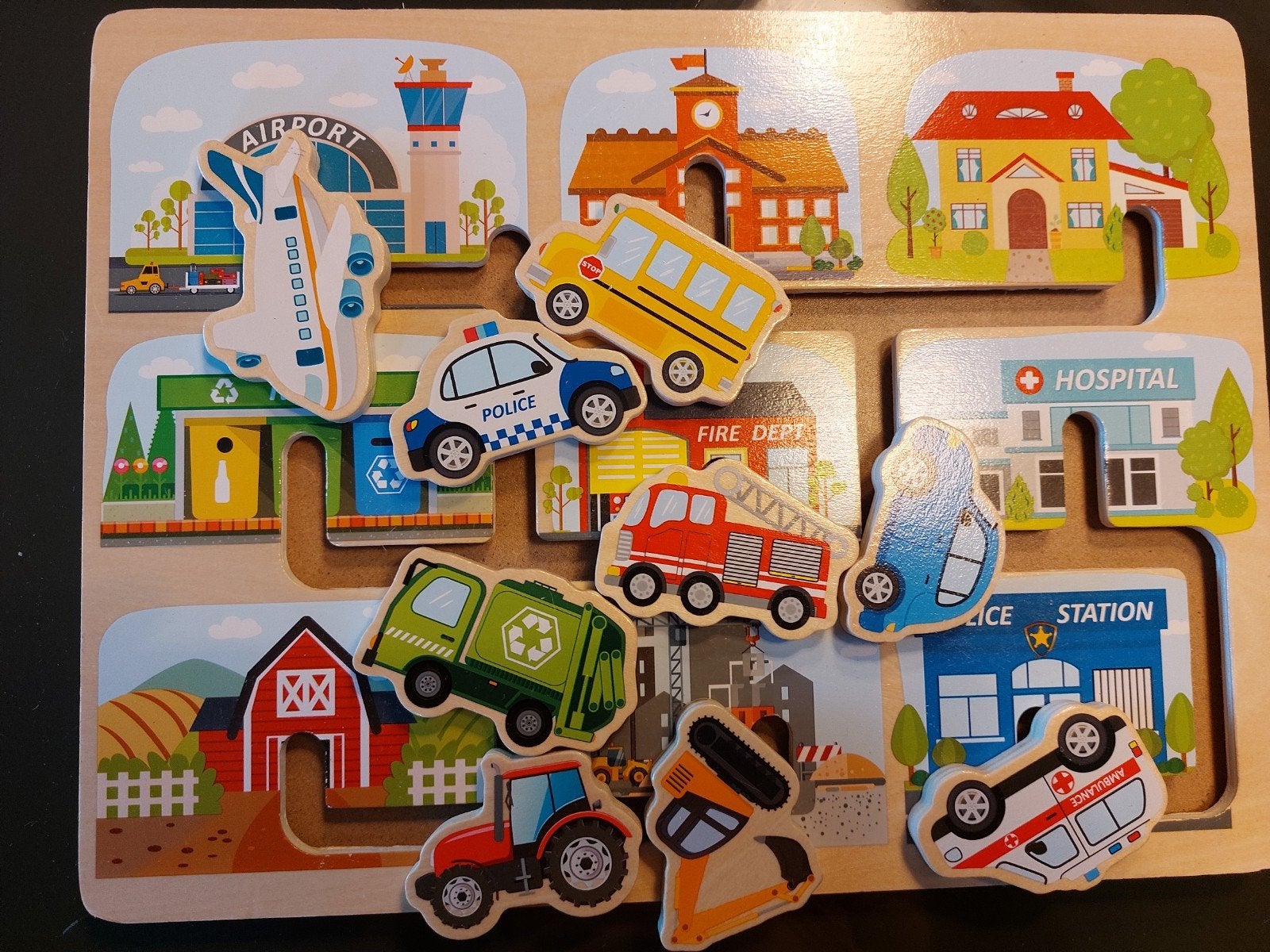 Houten puzzel met voertuigen en gebouwen, Ophalen, Zo goed als nieuw